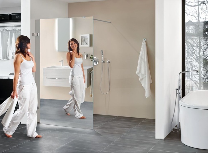 Roth: Laguna Maxi Wave Glasdusche mit vollflächigem Chromspiegel Mirastar. - © Roth Werke
 Roth: Laguna Maxi Wave Glasdusche mit vollflächigem Chromspiegel Mirastar.