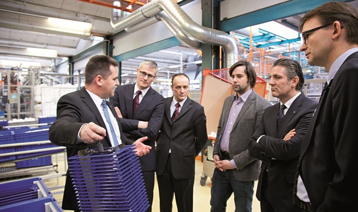 Werksbesichtigung (v.l.): Robert Lernbecher (GF der Geberit Produktions GmbH), Christian Buhl (GF der Geberit Vertriebs GmbH), Gerd Hailfinger (GF der Geberit Logistik GmbH) Sebastian Körber, MdB, Pietro Mariotti (Geberit Bereichsleiter Technik), Elmar Esser (Hauptgeschäftsführer des ZVSHK). - © Geberit
 Werksbesichtigung (v.l.): Robert Lernbecher (GF der Geberit Produktions GmbH), Christian Buhl (GF der Geberit Vertriebs GmbH), Gerd Hailfinger (GF der Geberit Logistik GmbH) Sebastian Körber, MdB, Pietro Mariotti (Geberit Bereichsleiter Technik), Elmar Esser (Hauptgeschäftsführer des ZVSHK).