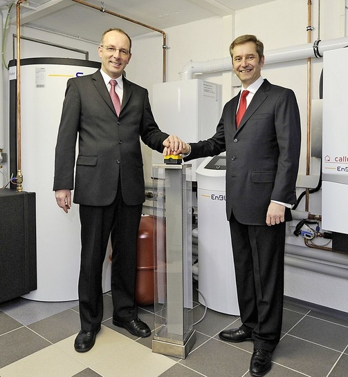 Ralf Klöpfer und Carsten Stelzer ­nehmen das deutschlandweit erste wandhängende Brennstoffzellen-Heizgerät in Betrieb (v.l.). - © Vaillant
