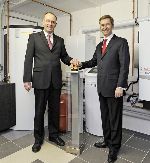 Ralf Klöpfer und Carsten Stelzer ­nehmen das deutschlandweit erste wandhängende Brennstoffzellen-Heizgerät in Betrieb (v.l.).