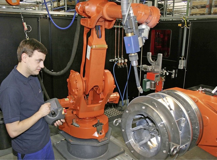 Ziehl-Abegg: Programmierung eines Schweißroboters für Ventilatorräder. - © Ziehl-Abegg
 Ziehl-Abegg: Programmierung eines Schweißroboters für Ventilatorräder.