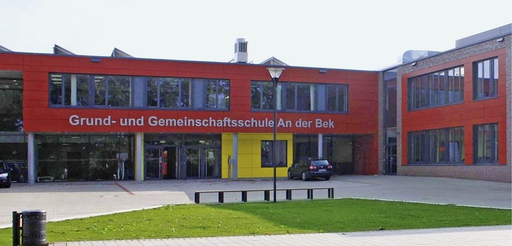 Abb. 1 Grund- und Gemeinschaftsschule an der Bek im schleswig-holsteinischen Halstenbek. Durch den Haupteingang gelangt man in die Mensa, die die Gebäudetrakte der beiden Schulen verbindet. - © Goldbeck
