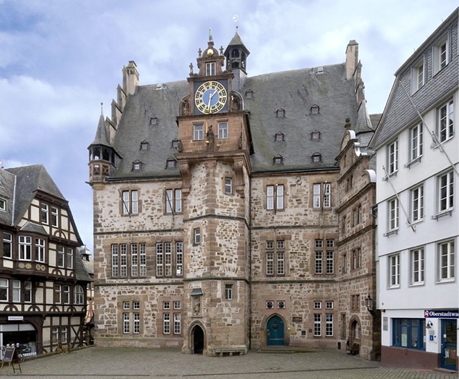Abb. 1 Rathaus der Universitätsstadt Marburg. Eine KWKK-Anlage in dem historischen Gebäude stellt die Kühlung der zentralen IT für über 700 Computer der öffentlichen Verwaltung sicher und hat gleichzeitig die Betriebskosten erheblich gesenkt.