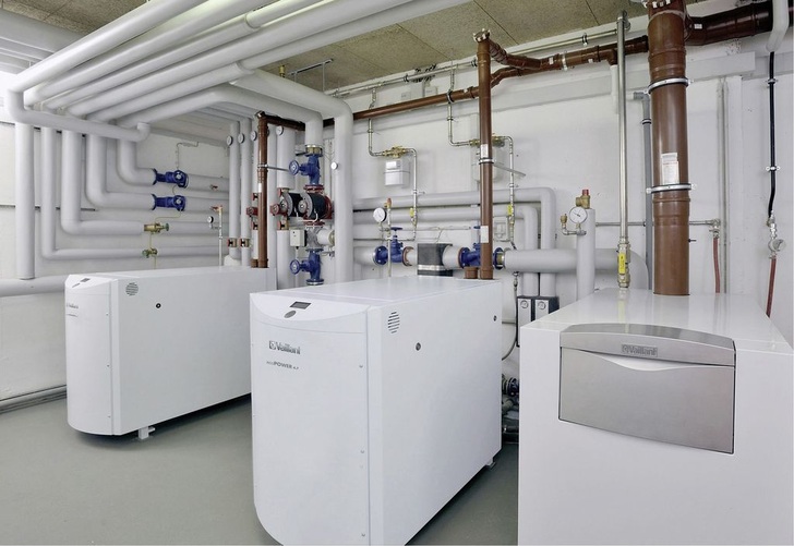Abb. 1 Zwei BHKW-Module und ein Spitzenlastheizkessel. Steht eine Wärmesenke möglichst kontinuierlich zur Verfügung, lassen sich mit der dezentralen Stromerzeugung die Betriebskosten deutlich mindern.