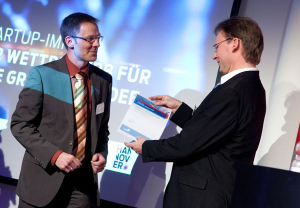 Verleihung des Branchenpreises “proKlima“: Harald Halfpaap (Geschäftsführer proKlima) mit Markus Masur (rechts) vom Gewinner-Team “Parabolix Solar“. - © hannoverimpuls
 Verleihung des Branchenpreises “proKlima“: Harald Halfpaap (Geschäftsführer proKlima) mit Markus Masur (rechts) vom Gewinner-Team “Parabolix Solar“.
