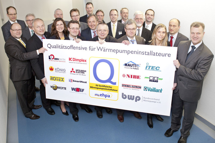 Vertreter von 14 Wärmepumpen-Herstellern, ZVSHK und BWP haben ein neues, duales Kurssystem für die EUCERT-Qualifizierung von Wärmepumpen-Installateuren vorgestellt. - © BWP
 Vertreter von 14 Wärmepumpen-Herstellern, ZVSHK und BWP haben ein neues, duales Kurssystem für die EUCERT-Qualifizierung von Wärmepumpen-Installateuren vorgestellt.