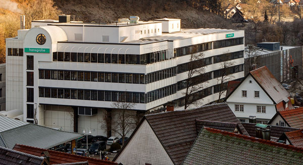 Die Hansgrohe-Zentrale am Stammsitz in Schiltach nach einer gerade abgeschlossenen, umfassenden energetischen Sanierung. - © Hansgrohe
