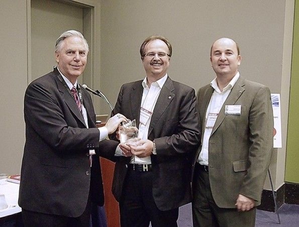 Zum dritten Mal „Bestes Produkt des Jahres“: Barry Haaser, LonMark International (links), überreicht den Loytec-Geschäftsführern DI Hans-Jörg Schweinzer (Mitte) und Dr. Dietmar Loy die Trophäe.