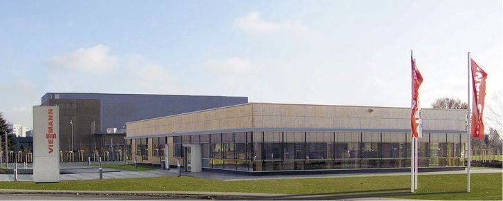 Viessmann-Verkaufsniederlassung Plattling mit Büroräumen für zwölf Mitarbeiter, Ausstellungs- und Seminarräumen sowie Abhollager.