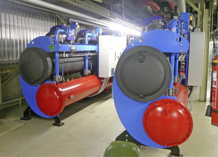 Abb. 1 Zwei spezifikationsgleiche Quantum-Kältemaschinen versorgen bei Prinovis in Itzehoe mit einer Kälteleistung von insgesamt 2,4 MW die raumlufttechnischen Anlagen der Verwaltung und des Rechenzentrums sowie spezielle Produktionsbereiche mit Kaltwasser.