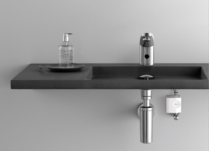 Abb. 1 Hydraulisches Mikrokraftwerk: Der Generator in der Trinkwasserzuleitung macht berührungslose Waschtischarmaturen unabhängig von der Netzstromversorgung oder Batterien.