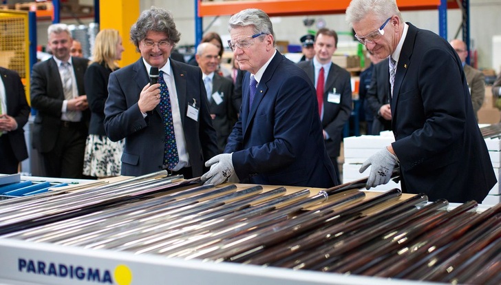 Bundespräsident Joachim Gauck (Mitte) und Baden-Württembergs Ministerpräsident Winfried Kretschmann (rechts) zu Besuch bei der Ritter Gruppe in Dettenhausen. Links Unternehmensgründer Alfred T. Ritter. - © Ritter Gruppe / Oliver Killig
