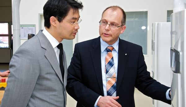 Bundeswirtschaftsminister Dr. Philipp Rösler (links) lässt sich von Guido Gummert, Geschäftsführer von Baxi Innotech ein Brennstoffzellenheizgerät erklären. - © Baxi Innotech
