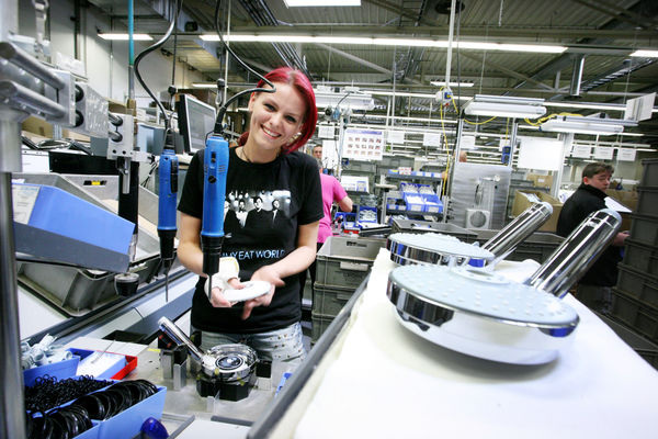 Brausenfertigung am Grohe-Standort Lahr.
