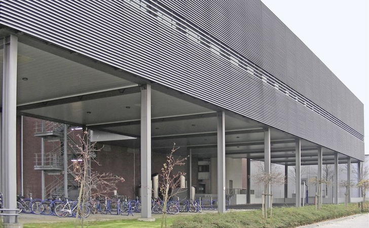Abb. 1 Center der DFS in Bremen. Die aufgeständerte Stahl-Glas-Konstruktion mit außen liegendem Sonnenschutz war für den Planer der Klimaanlage eine große Herausforderung,… - © Siemens AG
