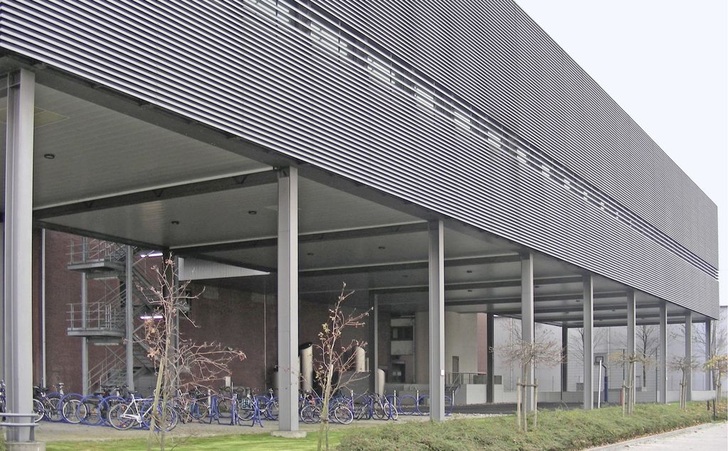 Abb. 1 Center der DFS in Bremen. Die aufgeständerte Stahl-Glas-Konstruktion mit außen liegendem Sonnenschutz war für den Planer der Klimaanlage eine große Herausforderung,…