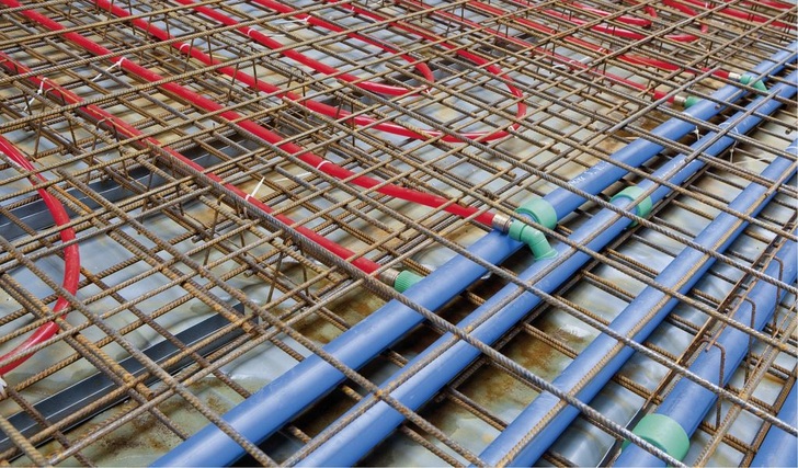 Verlegung einer ­aquatherm-Industrieflächenheizung.