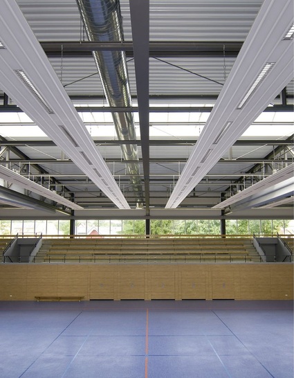 Zehnder: ZBN-Deckenstrahlplatten mit Einbauleuchten in einer Sporthalle.