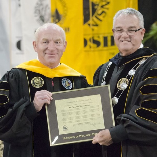 Dr. Martin Viessmann ist mit der Ehrendoktorwürde der University of Wisconsin ausgezeichnet worden. Das Bild zeigt ihn mit Universitätskanzler Richard H. Wells (rechts). (Quelle: Viessmann) - © Viessmann
