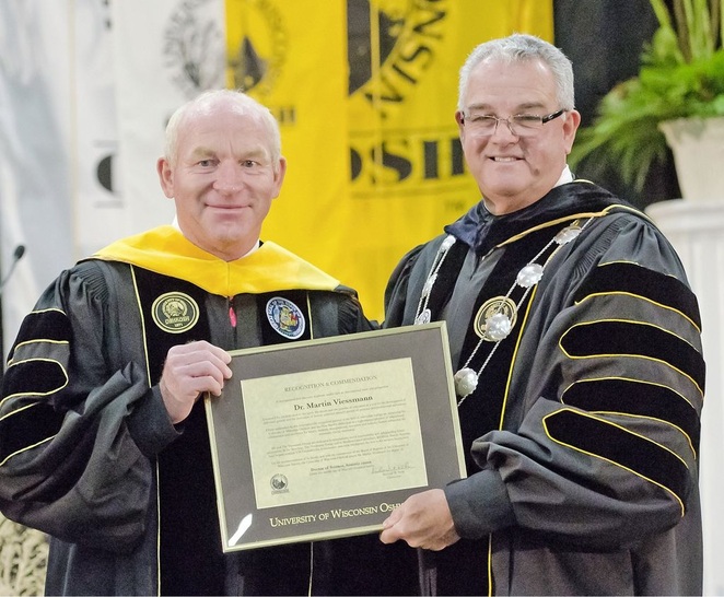 Dr. Martin Viessmann ist mit der Ehrendoktorwürde der University of Wisconsin ausgezeichnet worden. Das Bild zeigt ihn mit Universitätskanzler Richard H. Wells (rechts). - © Viessmann Werke
