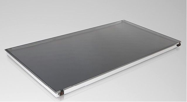 Rehau: Der Flachkollektor FLK 25 wird werkzeugfrei montiert.