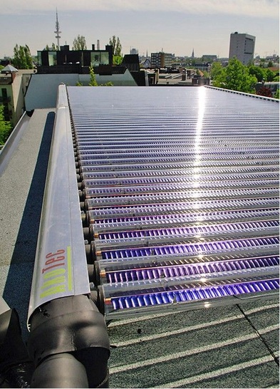 AkoTec: Vakuumröhren-Kollektoren mit verdrehbaren Röhren. - © AkoTec
 AkoTec: Vakuumröhren-Kollektoren mit verdrehbaren Röhren.