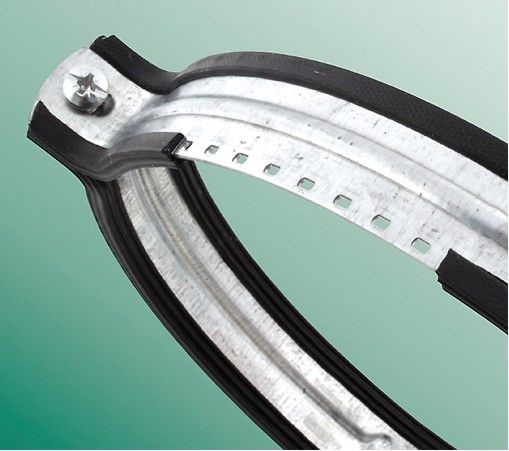 Walraven: Durch das Verschmelzen mit dem Stahlband wird ein Ablösen der Schallschutzeinlage beim Ausrichten der Rohre verhindert.