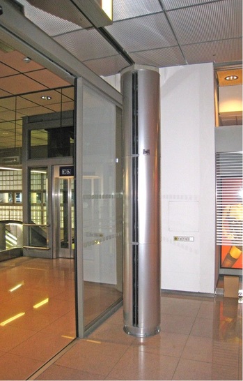 TTL: Stehend angeordneter Türluftschleier Twisto mit Edelstahl-Oberfläche. - © TTL
 TTL: Stehend angeordneter Türluftschleier Twisto mit Edelstahl-Oberfläche.