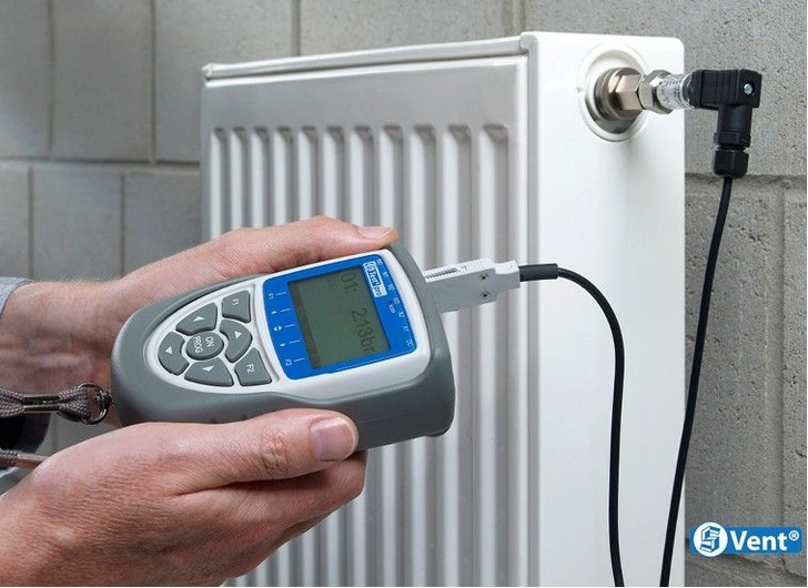 Schauerte: Druckmessung am Heizkörper mit S-Vent und S-Test, S-Vent mit abgeschraubtem Membrandeckel.