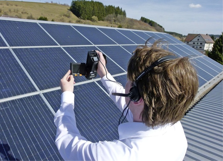 Abb. 1 Auch kleine Fehler lassen sich mit der PV-Thermografie schnell aufspüren. - © Testo
