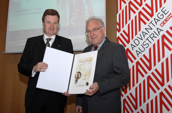 Christoph Sturm übergibt die Urkunde zum Energy Globe Award an Manfred Greis (rechts).