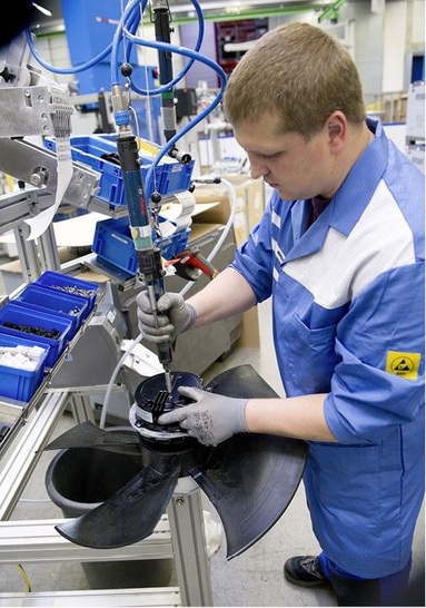 ebm-papst: Montage von hoch­effizienten elektronisch geregelten GreenTech-EC-Ventilatoren.