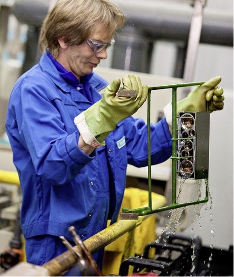 Hansgrohe-­Mitarbeiter in der Galvanik.