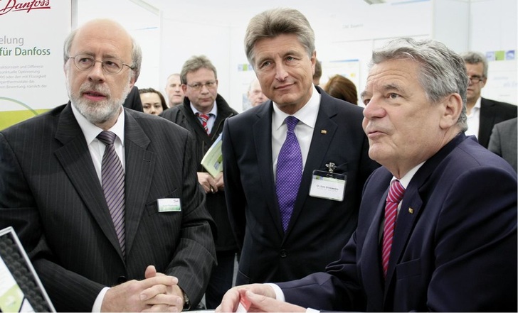 Abb. 1 Bundespräsident Joachim Gauck (rechts) und Dr.-Ing. E.h. Fritz Brickwedde, Generalsekretär der ­Deutschen Bundesstiftung Umwelt (DBU) informieren sich auf der Woche der Umwelt im Park von Schloss Bellevue bei Reiner Pfliegensdörfer (links), Marketingleiter bei Danfoss, über den Hydraulischen Abgleich von Heizungsanlagen.