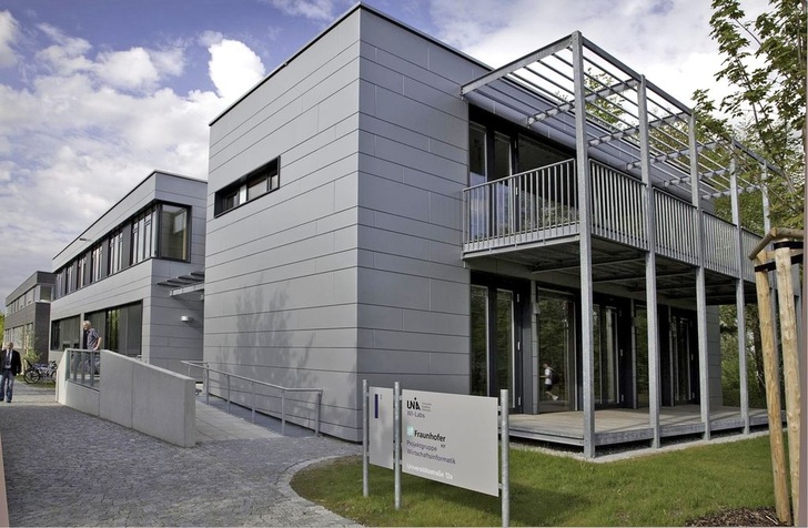 Abb. 1 Der Neubau der Fakultät für Wirtschaftsinformatik der Universität Augsburg wird mit einer Grundwasser-Wärmepumpe beheizt und gekühlt;…