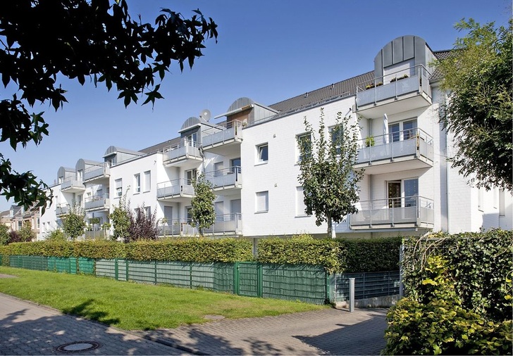 Abb. 1 Jahrelang hatten neun Wärmepumpen zwei Gebäude in Kaiserswerth scheinbar zuverlässig mit ­Wärme versorgt. Die unsachgemäße Anlagensteuerung erzwang jedoch den Austausch aller Aggregate…