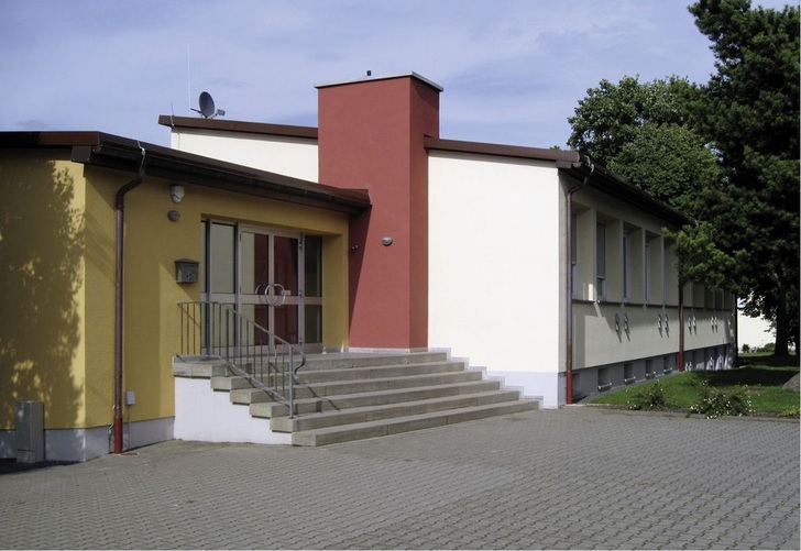 Abb. 1 Die Grundschule Sonderhofen erstrahlt nach einer energetischen Modernisierung auch von außen im neuen Glanz.
