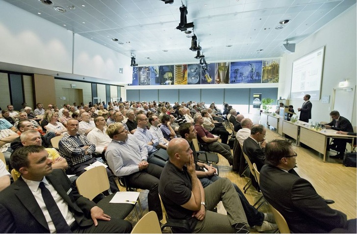 Abb. 1 Einer von 14 attraktiven Veranstaltungsorten für die Viega Fachsymposien: In Leipzig lud das Unternehmen in den „Kubus“ ein (im Bild), in Berlin in das „Gasometer“, in München in die „BMW Welt“ und in Stuttgart in das „Porsche Museum“. Für die Veranstaltungsreihe zur „Gebäudetechnik für Trinkwasser nach neuen Regelwerken“ erwartet Viega bis Ende September über 4000 Fachplaner.