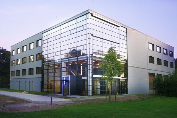 Hauptgebäude des Zentrums für BrennstoffzellenTechnik (ZBT) an der Uni Duisburg-Essen. - © ZBT GmbH Duisburg
 Hauptgebäude des Zentrums für BrennstoffzellenTechnik (ZBT) an der Uni Duisburg-Essen.