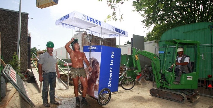 Mobile Erfrischung: Das Duschfahrrad von Hansa im Einsatz auf einer Baustelle in Stuttgart.