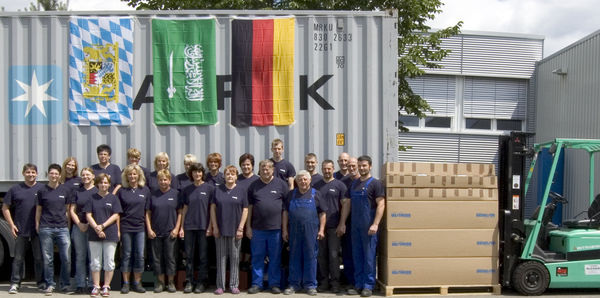 Die Benkiser-Mannschaft hat zwei Container mit jeweils 6500 Druckspülern für die Reise nach Mekka gepackt. (Quelle: Benkiser) - © Benkiser
 Die Benkiser-Mannschaft hat zwei Container mit jeweils 6500 Druckspülern für die Reise nach Mekka gepackt. (Quelle: Benkiser)