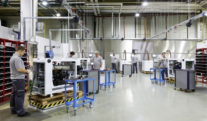 Abb. 1 Endmontage und Funktionstest von Mini-KWK-Anlagen. Durch den Einsatz von KWK-Anlagen bei der Heizungserneuerung können die ambitionierten KWK-Ausbauziele maßgeblich unterstützt werden.