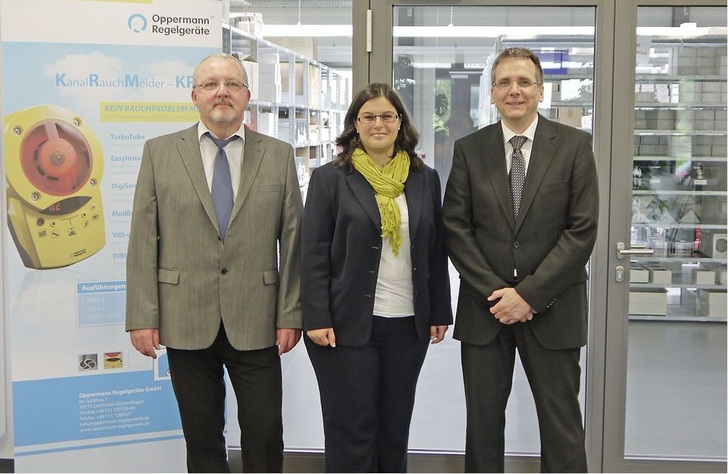 Oppermann: Michael Bachmann (Prokurist & Vertriebsleiter), Heike Dirmeier (Geschäftsführung Finanzen & Vertrieb), Dierk Astfalk (Geschäftsführung Technik) verantworten das operative Geschäft bei Oppermann Regelgeräte (v.l.).