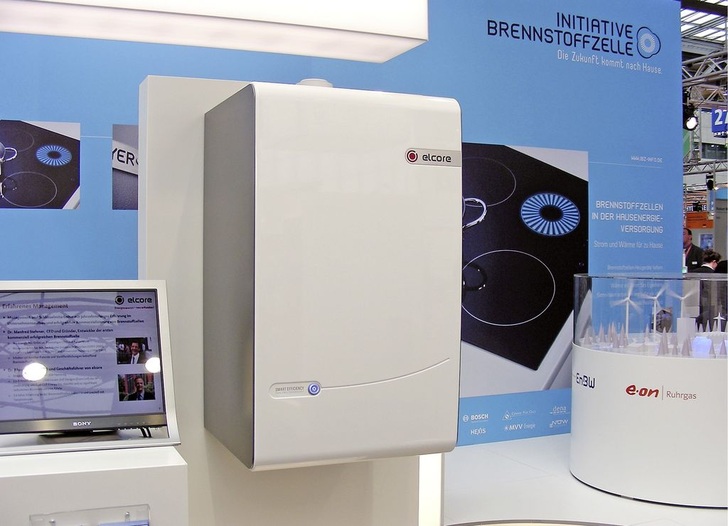 Abb. 1 Das Münchner Unternehmen Elcore überraschte auf der Hannover Messe den Wettbewerb mit einem nahezu marktreifen Brennstoffzellen-Gerät mit 300 W elektrischer und 600 W thermischer Leistung; Preisvorstellung: 9000 Euro. - © Wolfgang Schmid
