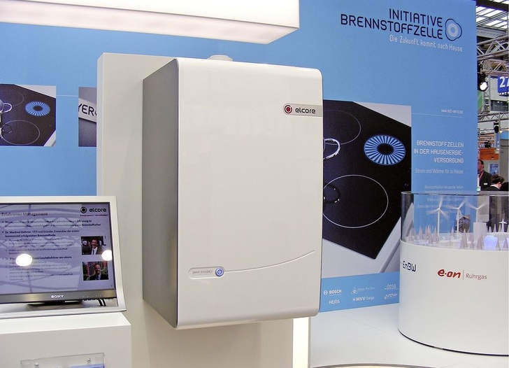 Abb. 1 Das Münchner Unternehmen Elcore überraschte auf der Hannover Messe den Wettbewerb mit einem nahezu marktreifen Brennstoffzellen-Gerät mit 300 W elektrischer und 600 W thermischer Leistung; Preisvorstellung: 9000 Euro.