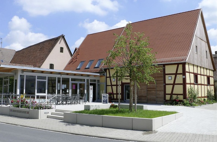 Abb. 1 Das Mehrgenerationenhaus Dorflinde in Langenfeld. Die Wärmeversorgung erfolgt über ein Mini-BHKW, der Strom wird zum größten Teil ins öffentliche Netz eingespeist.