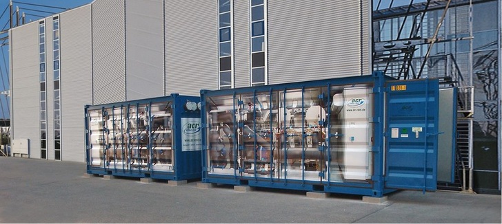 Abb. 1 Zwei Tiefkältezentralen in Containerbauform mit insgesamt 650 kW Kälteleistung bei —24°C ­Soletemperatur. - © acr chiller rent
