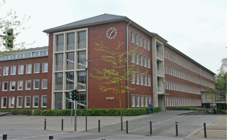 Abb. 1 In die Zukunft investiert: Bei der Sanierung des Hertener Rathauses wurden Energieeffizienz und ­Ressourcenschonung, Arbeitsschutz und demografische Bevölkerungsentwicklung berücksichtigt.