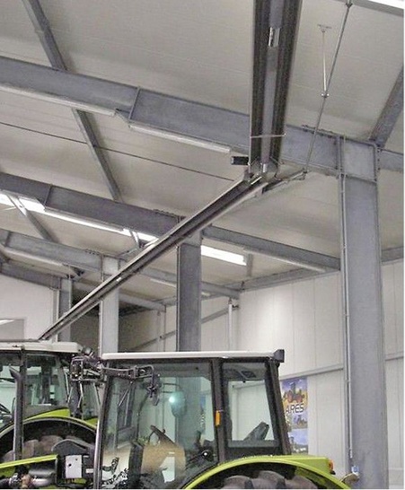 Vacurant: Abgewinkelter Dunkelstrahler in einer Traktorenhalle.