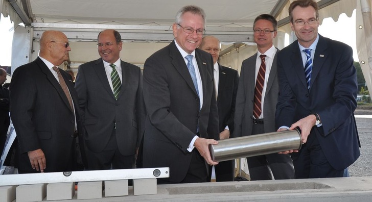 Grundsteinlegung für ein neues Stiebel-Eltron-Logistikzentrum: Dr. Axel Freiherr von Ruedorffer (Vors. des Aufsichtsrats), Mitinhaber Dr. Ulrich Stiebel und die Geschäftsführer Rudolf Sonnemann (Vors.), Ivo Huhmann, Dr. Kai Schiefelbein und Karlheinz Reitze (v.l.). - © Stiebel Eltron
